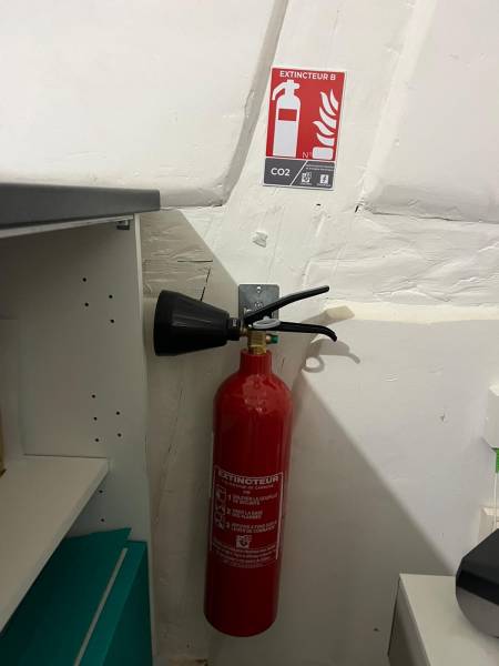 Protection Incendie Cuisine Professionnelle : Installation Extincteurs et Couverture Anti-Feu à Strasbourg